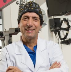 Conoce a tu profe: Michel Mehech, un oftalmólogo de famosos y con programa de radio